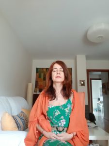 Žena tijekom vježbe transcendentalne meditacije